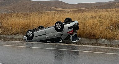Seyir halinde kontrolden çıkan otomobil takla attı