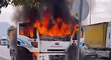 Seyir halindeki kamyon alev alev yandı