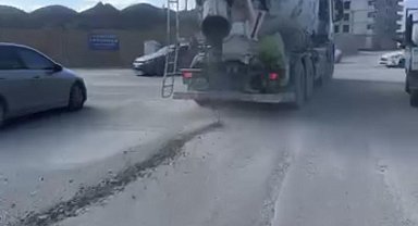 Seyir halindeki mikserin yola beton döktüğü anlar kamerada