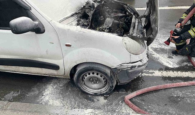 Seyir halindeki otomobil alev aldı