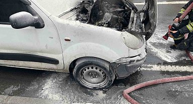 Seyir halindeki otomobil alev aldı