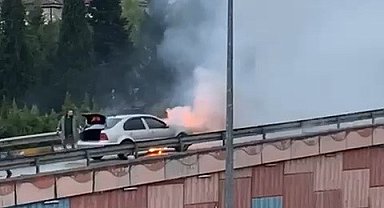 Seyir halindeki otomobilin motor kısmı alev aldı