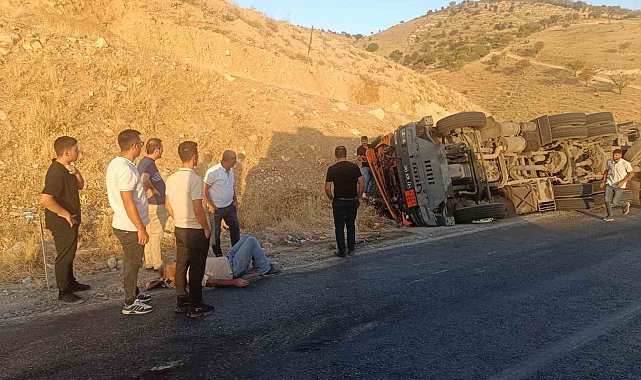Siirt'te virajı alamayan tır devrildi: 1 yaralı