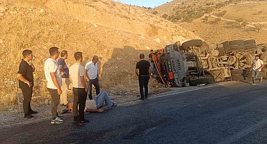 Siirt'te virajı alamayan tır devrildi: 1 yaralı