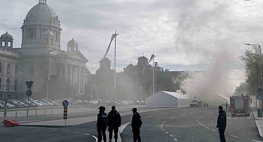 Sırbistan parlamentosu önünde silahlı saldırı