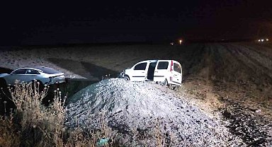 Şırnak'ta iki araç yoldan çıkarak tarlaya uçtu, sürücüler yara almadan kurtuldu