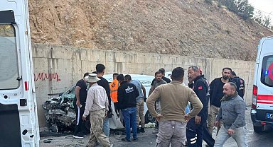 Şırnak'ta yolcu minibüsü ile hafif ticari araç çarpıştı: 2'si ağır 14 yaralı