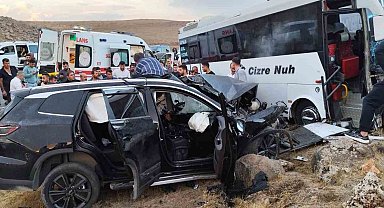 Şırnak'ta yolcu otobüsü ile otomobil çarpıştı: 1'i ağır 8 yaralı