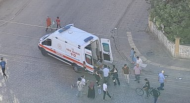 Şişe üzerinden geçti, dengesini kaybederek düşüp yaralandı