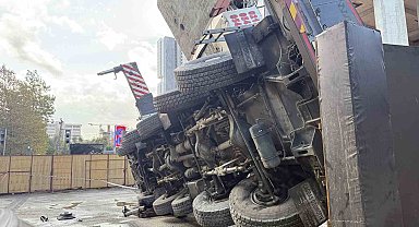 Şişli'de rezidans inşaatındaki vinç devrildi