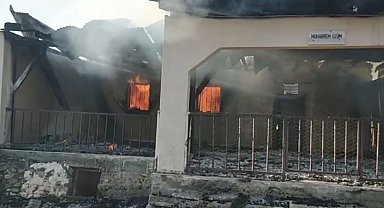 Sivas'ta 2 ev ve 2 samanlık küle döndü