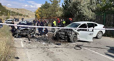 Sivas'ta iki otomobil çarpıştı: 1 ölü, 1 yaralı