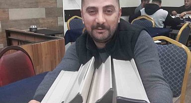 Sivas'ta okeyde 5 yıllık rekabet davul zurnalı kutlamayla son buldu