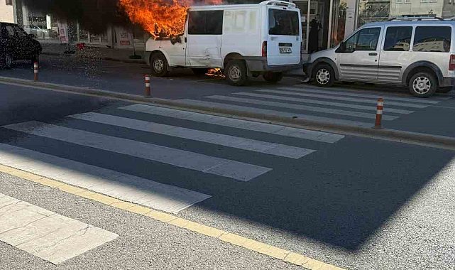 Sivas'ta park halindeki minibüs alev alev yandı