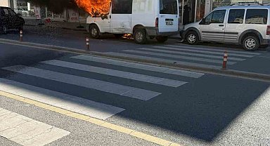 Sivas'ta park halindeki minibüs alev alev yandı