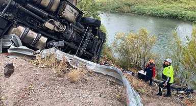 Sivas'ta sebze yüklü tır devrildi: Sürücü 2 saatlik çalışmayla kurtarıldı