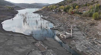 Sivas'ta yaklaşık 15 yıldır sular altında kalan köy tamamen ortaya çıktı