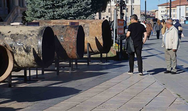 Sivas'ta yer altından çıkarılan borular kent meydanında sergileniyor