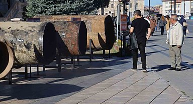 Sivas'ta yer altından çıkarılan borular kent meydanında sergileniyor