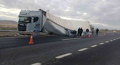 Sivrihisar'da sebze yüklü tır devrildi
