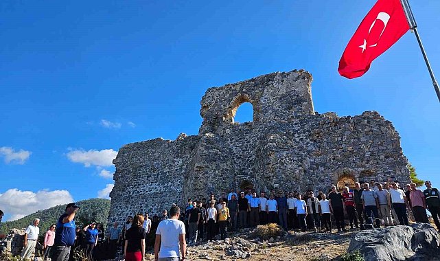 Softa Kalesinde 'Cumhuriyet Yürüyüşü ve Bayrak Değişimi Töreni' gerçekleştirildi