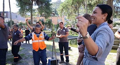 Sokakları tertemiz yaptılar, prim alınca davul zurnayla teşekkür ettiler
