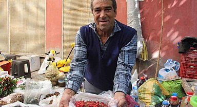 Sonbaharın kırmızısı kızılcık pazar tezgahlarında