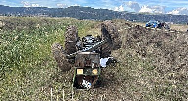 Su kanalına devrilen traktörün altında kalan yaşlı adam hayatını kaybetti