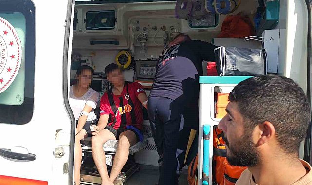 Suda çırpınan 2 genci çevredekiler son anda kurtardı