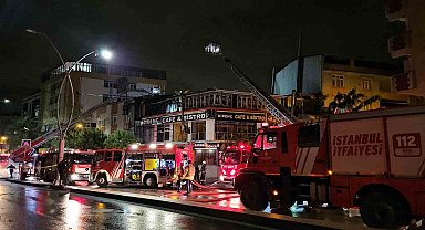 Sultangazi'de kafenin çatısı alevlere teslim oldu