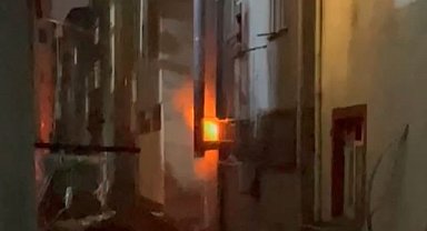 Sultangazi'de kebap salonunda yangın: Alevlere hortum ve kovalarla müdahale ettiler