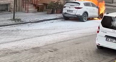 Sultangazi'de park halindeki araç alevlere teslim oldu