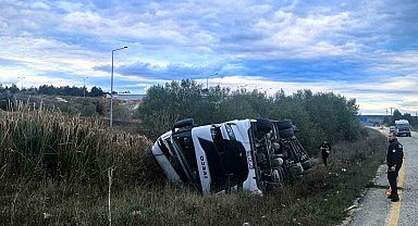 Sunta yüklü tır devrildi: 1 yaralı