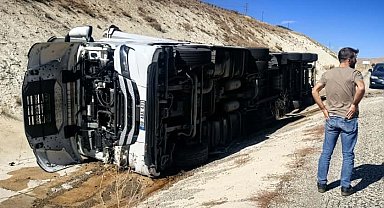 Sürücüsünün direksiyon hakimiyetini kaybettiği Tır yan devrildi