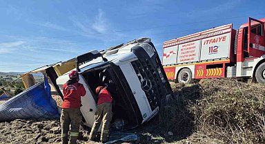 Susurluk'ta devrilen tırda 1 kişi yaralandı