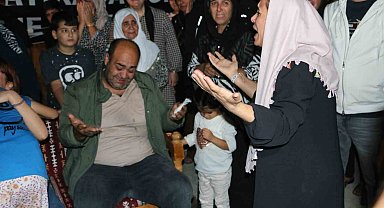 Tahliye olan Güran'lar cezaevinden çıktı, Narin'in mezarını ziyaret etti