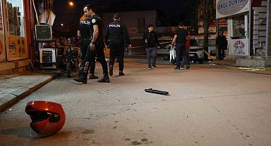 Takip ettiği şahsı ayağından vurdu, kaskı ve silahı düşürüp kaçtı