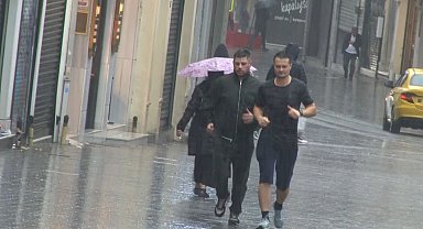 Taksim'de etkili olan sağanak yağış vatandaş ve turistlere zor anlar yaşattı