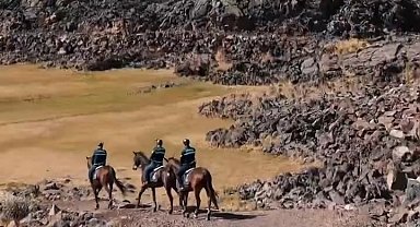 Tarihi Zeyn Kalesi'nin eteklerinde atlı jandarma devriyesi