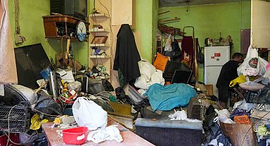 Tarsus'ta bir evden 28 ton çöp çıkarıldı