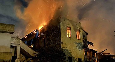 Tarsus'ta iş yerinde çıkan yangın 2 binaya sıçradı