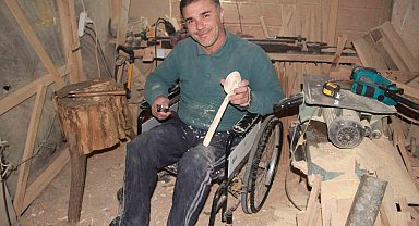 Tekerlekli sandalyeye mahkum kaldı, hayata küsmedi