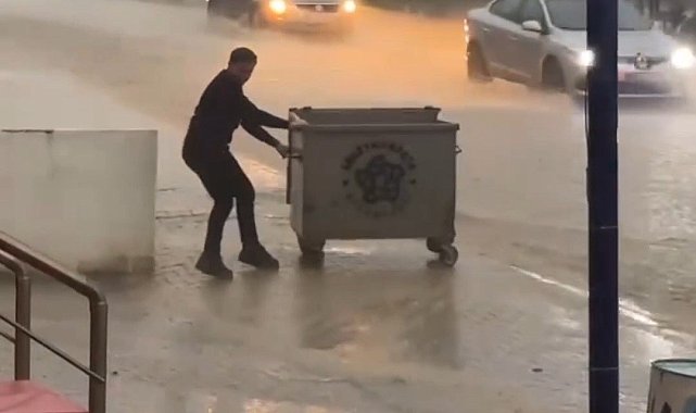 Tekirdağ'da köprü altları göle döndü, araçlar suya gömüldü