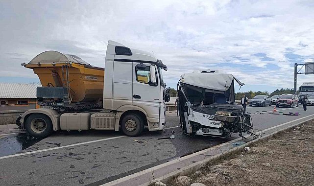 Tekirdağ'da minibüs ile tır kafa kafaya çarpıştı: 1 ağır yaralı