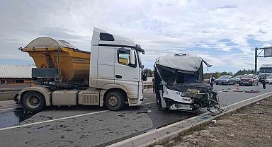 Tekirdağ'da minibüs ile tır kafa kafaya çarpıştı: 1 ağır yaralı