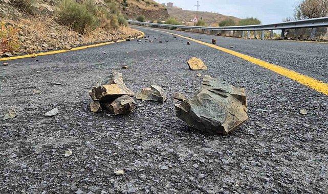 Tekirdağ'da taş ve kayalar yola düştü