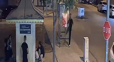 Tekmeyle otobüs durağının camını kırdı