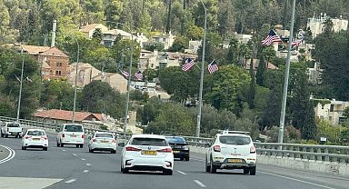 Tel Aviv'den Kudüs'e ziyaretçileri ABD bayrakları karşılıyor