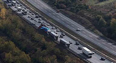 TEM Otoyolu'nda iki tır çarpıştı: 1 yaralı