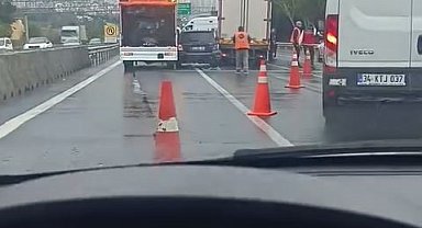 TEM Otoyolu'nda zincirleme kaza: Aracını çekmek isterken yeniden kaza yaptılar